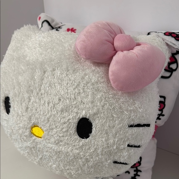 New Hello Kitty 2 Pack Decorative Pillows. - Picture 8 of 14
